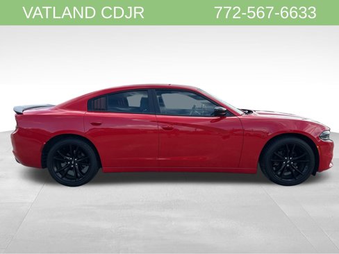 Used 2018 Dodge Charger SXT w/ Blacktop Package image 4