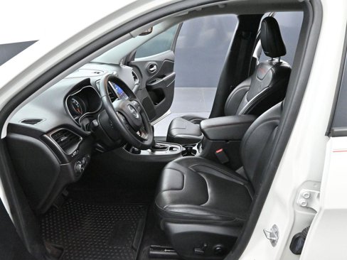 Used 2019 Jeep Cherokee Trailhawk image 12