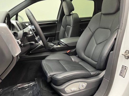 Used 2015 Porsche Cayenne S image 5
