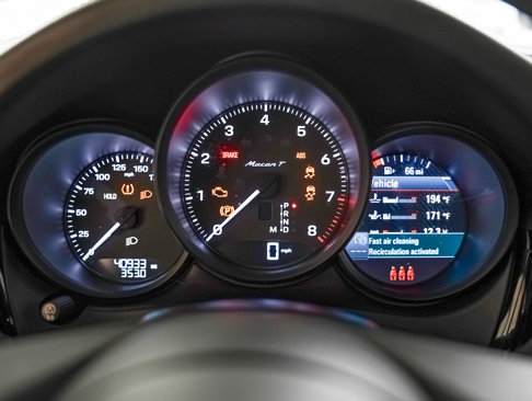 Certified 2023 Porsche Macan Turbo image 18