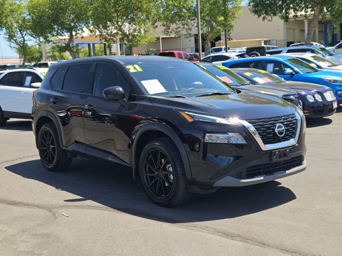 Used 2021 Nissan Rogue SV image 3