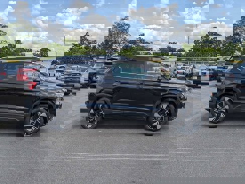 New 2024 Volkswagen Taos SE image 2