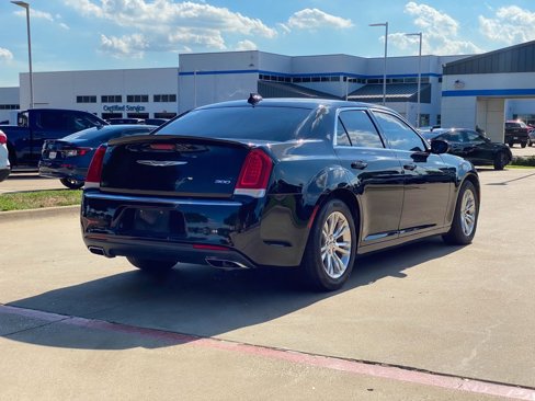 Used 2018 Chrysler 300 Touring L image 2