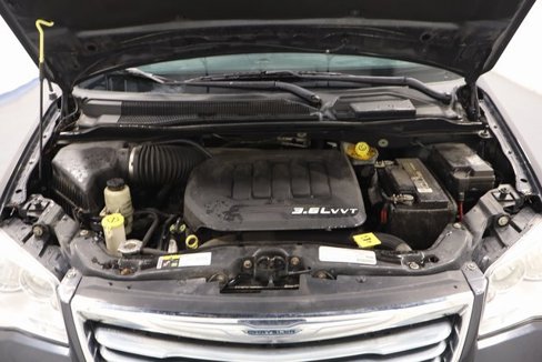 Used 2013 Chrysler Town & Country Touring-L image 21
