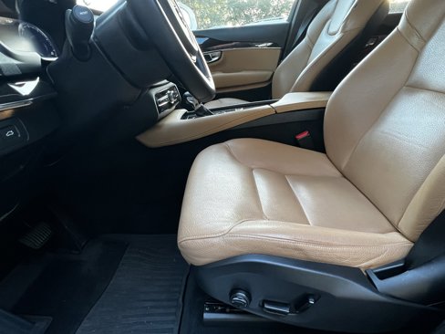 Used 2018 Volvo XC90 T6 Momentum w/ Convenience Package image 16