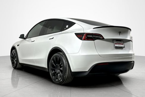 Used 2023 Tesla Model Y AWD image 3