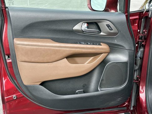 Used 2019 Chrysler Pacifica Limited w/ Tire & Wheel Group image 21