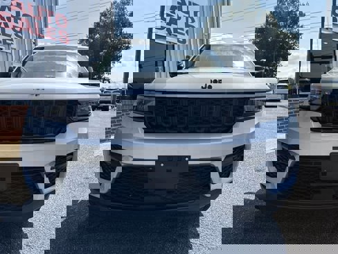 Used 2024 Jeep Grand Cherokee Altitude image 3