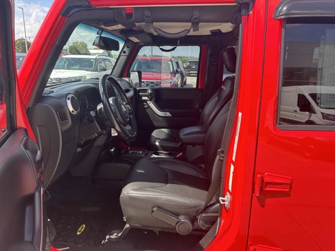 Used 2015 Jeep Wrangler Unlimited Sahara w/ Connectivity Group image 12