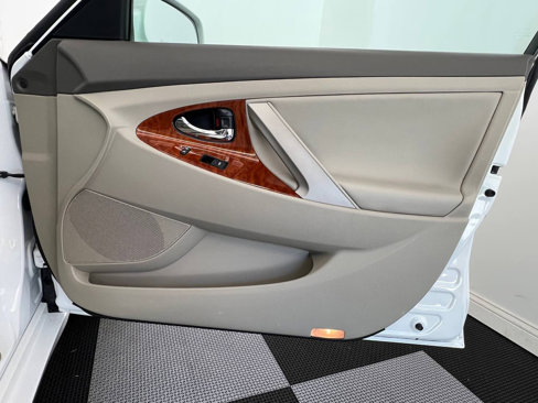 Used 2011 Toyota Camry XLE image 11