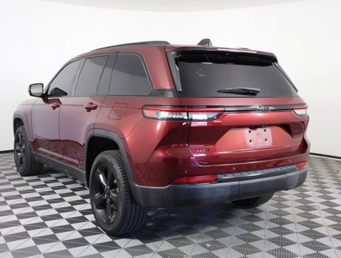Used 2023 Jeep Grand Cherokee Altitude image 5