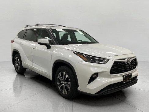 Used 2022 Toyota Highlander XLE image 1