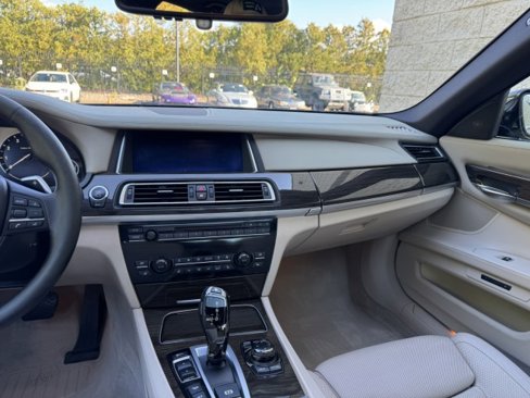 Used 2013 BMW 750i xDrive image 24