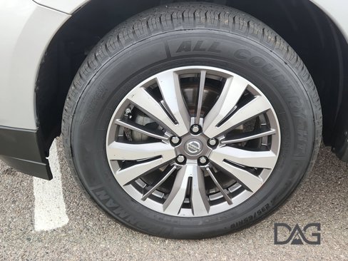 Used 2019 Nissan Pathfinder SV image 11