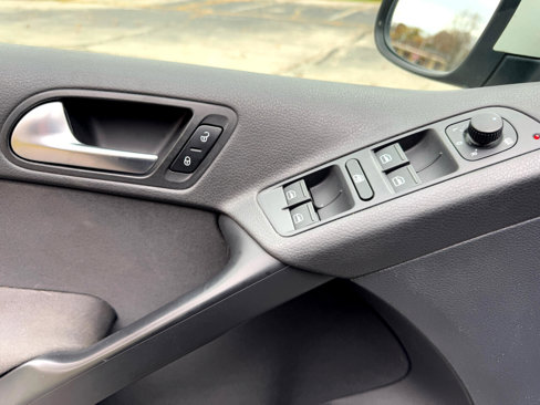 Used 2012 Volkswagen Tiguan S image 22