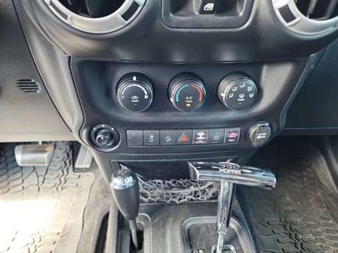 Used 2015 Jeep Wrangler Unlimited Sahara w/ Connectivity Group image 12