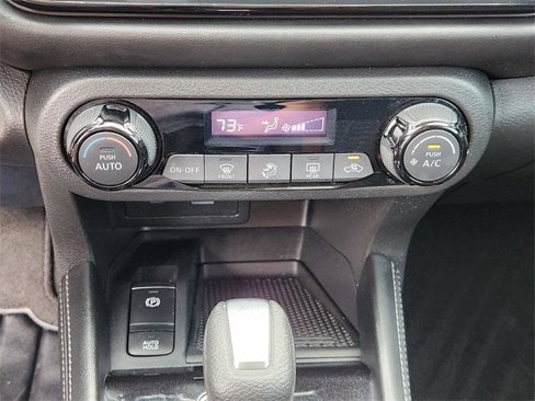Used 2022 Nissan Kicks SR image 18