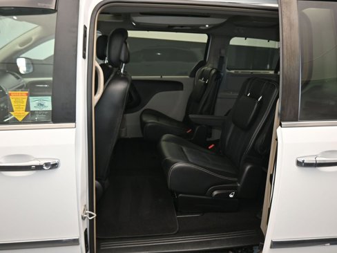 Used 2015 Chrysler Town & Country Touring-L w/ Driver Convenience Group image 31