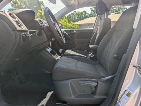 Used 2010 Volkswagen Tiguan S image 12