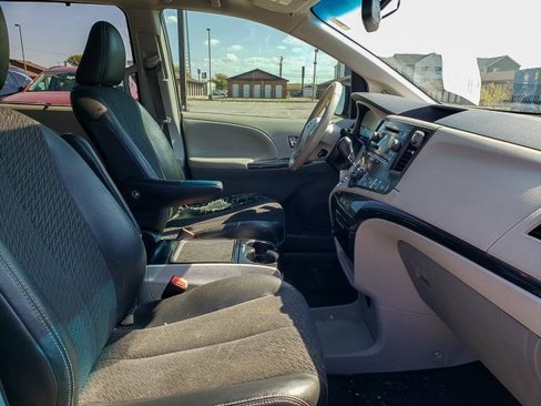 Used 2014 Toyota Sienna SE image 28