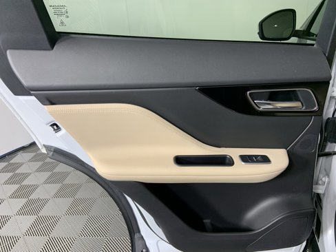 Used 2017 Jaguar F-PACE Premium image 24