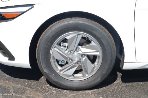 New 2025 Hyundai Elantra SE image 4