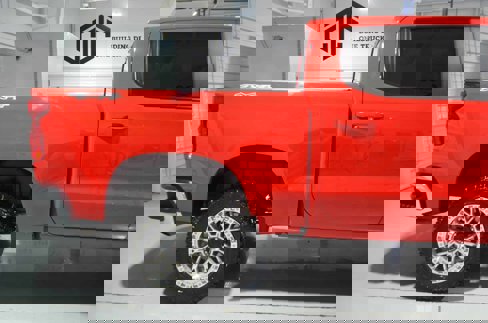 Used 2025 Chevrolet Silverado 1500 LT image 8