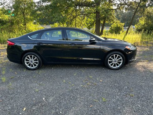 Used 2017 Ford Fusion SE w/ Fusion SE Technology Package image 3