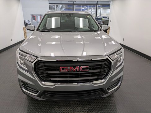 Used 2024 GMC Terrain SLE image 2