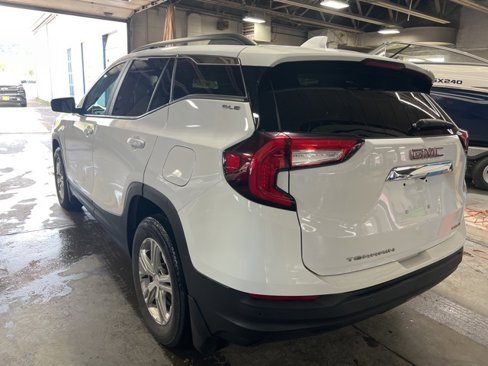 Used 2022 GMC Terrain SLE image 3