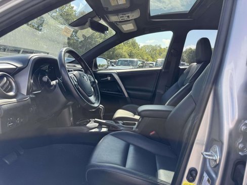 Used 2018 Toyota RAV4 SE image 13
