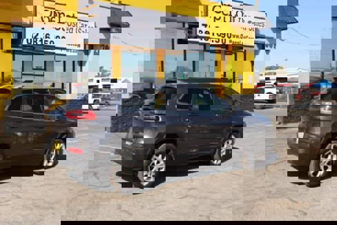 Used 2018 Jeep Cherokee Latitude Plus image 5