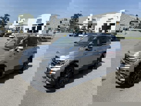 Certified 2022 Volkswagen Tiguan SE image 1
