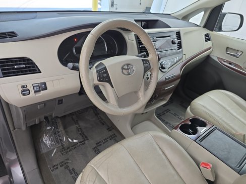 Used 2014 Toyota Sienna XLE image 17