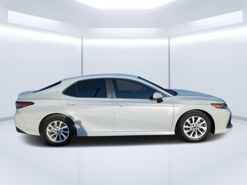 Used 2022 Toyota Camry LE image 2