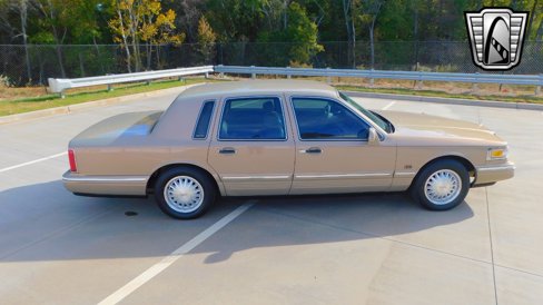 Used 1996 Lincoln Town Car Signature image 5