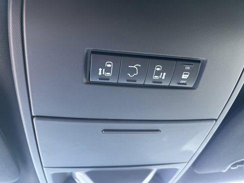 Used 2020 Dodge Grand Caravan SXT image 29