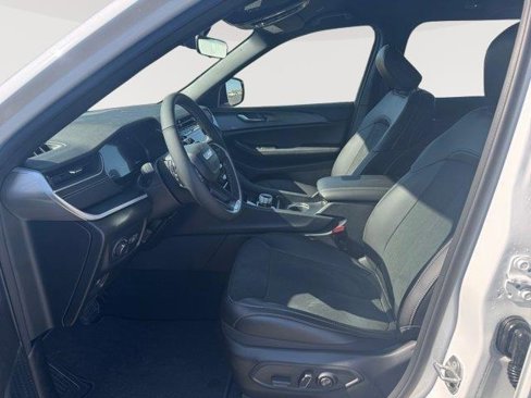 New 2025 Jeep Grand Cherokee Altitude image 9