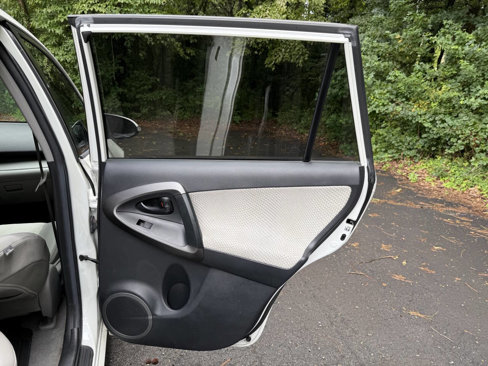 Used 2014 Toyota RAV4 EV image 39