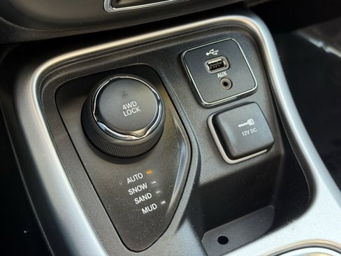 Certified 2018 Jeep Compass Latitude w/ Cold Weather Group image 25