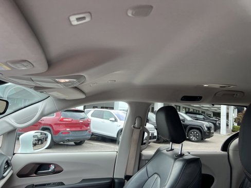 Used 2019 Chrysler Pacifica Touring-L image 13