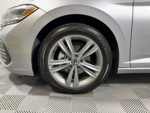 Used 2024 Volkswagen Jetta SE image 9