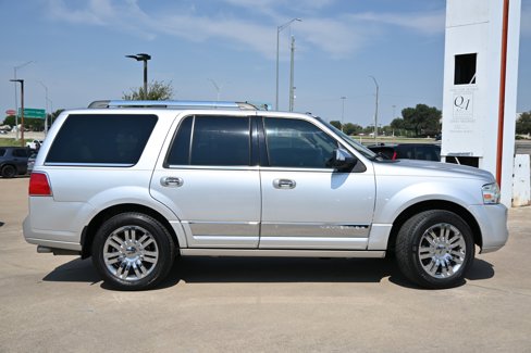 Used 2010 Lincoln Navigator 4WD image 2