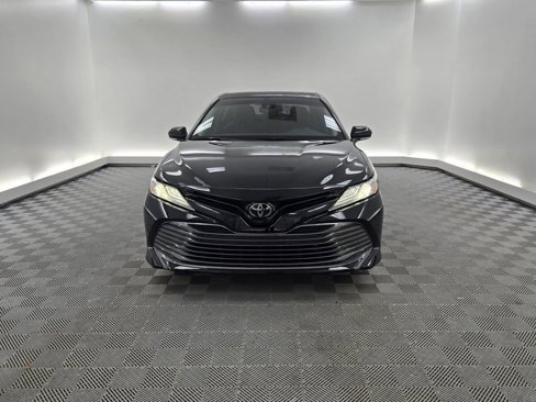 Used 2020 Toyota Camry XLE image 6