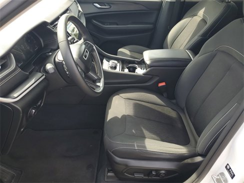 Used 2023 Jeep Grand Cherokee Laredo image 5