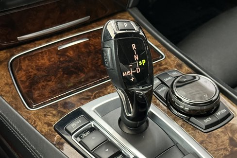 Used 2015 BMW 750i image 18