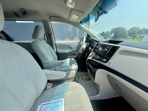 Used 2014 Toyota Sienna L image 19