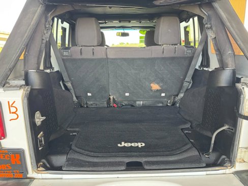 Used 2015 Jeep Wrangler Unlimited Sahara w/ Connectivity Group image 20