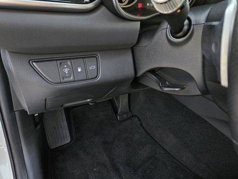 Used 2025 Genesis G70 2.5T image 18