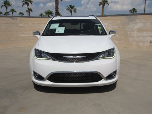 Used 2020 Chrysler Pacifica Limited image 3